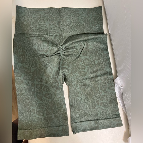 Brand new Gymshark  shorts size S makes your booty look good 😍 - Picture 2 of 2